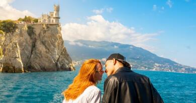 Точка притяжения туристов — Морская прогулка Ласточкино гнездо-Ялта