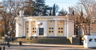 Экскурсии в `Доска почета на площади Нахимова` из Алупки