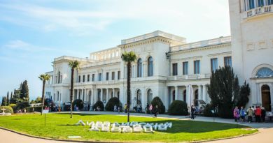 Экскурсии в `Ливадийский дворец` из Алупки